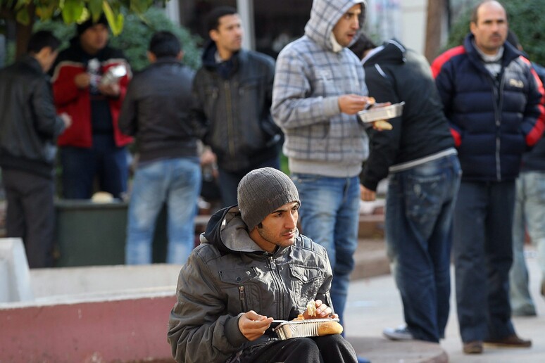 Giovani greci a una distribuzione di pasti per persone in difficoltà economiche ad Atene -     RIPRODUZIONE RISERVATA