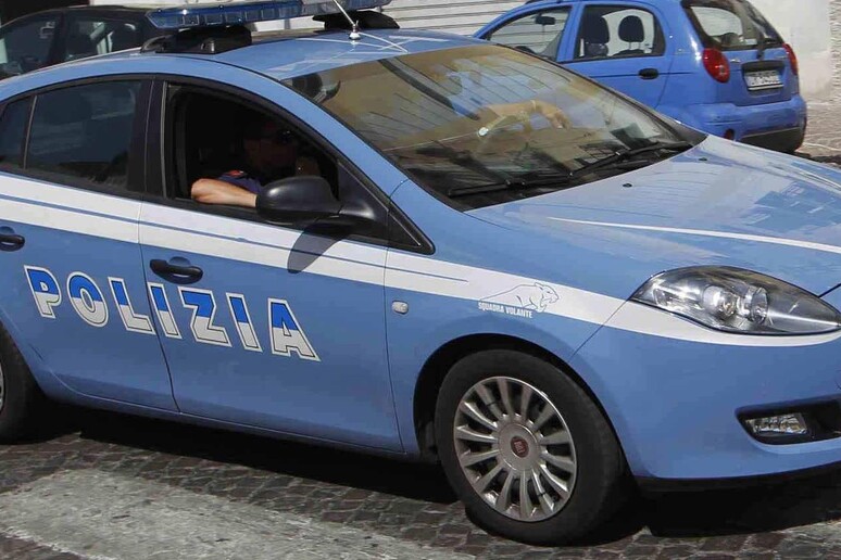 Una macchina della polizia a Napoli in una foto d 'archivio - RIPRODUZIONE RISERVATA