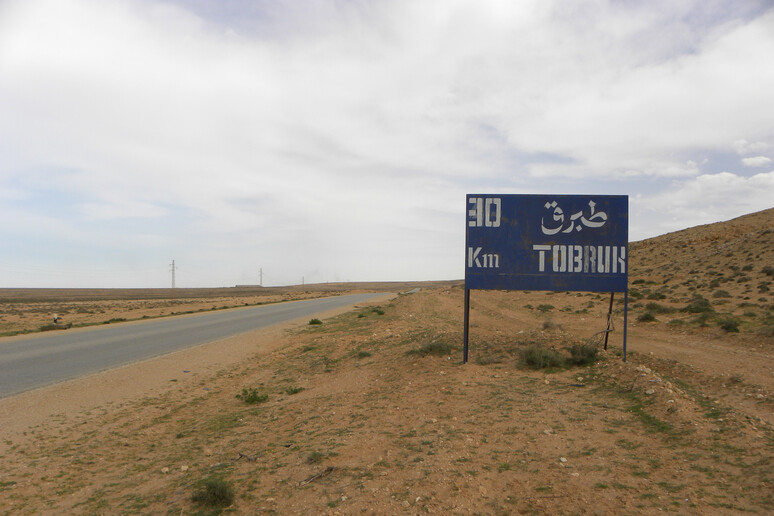Immagine dell 'autostrada nel deserto, da Ajdabiya a Tobruk - RIPRODUZIONE RISERVATA