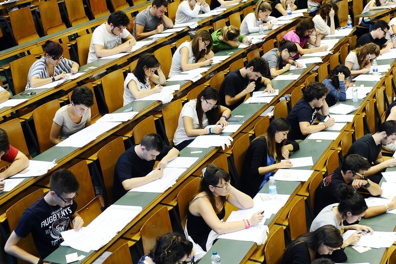 Studenti in aula per il test di ammissione alla facolta ' di Medicina a Torino in una foto di archivio - RIPRODUZIONE RISERVATA