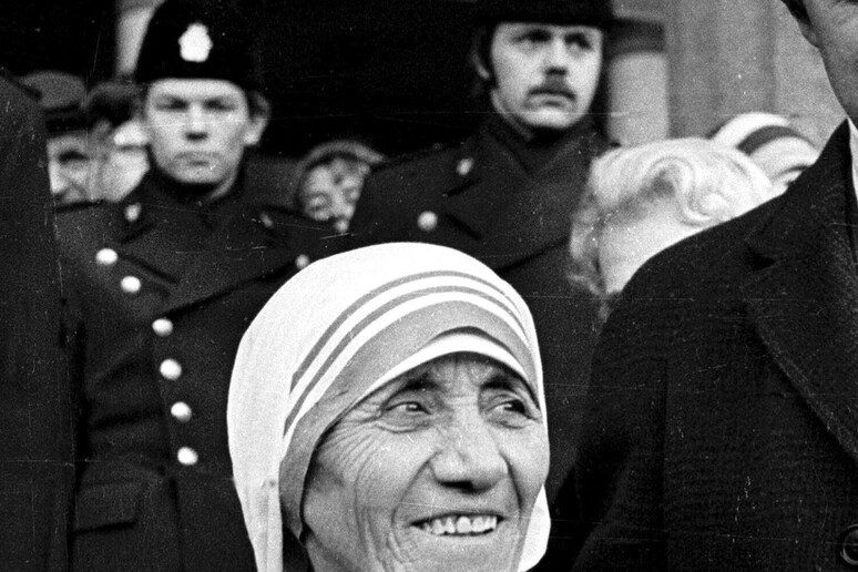 Madre Teresa di Calcutta dopo aver ricevuto il Premio Nobel per la Pace, in una immagine del 13 dicembre 1979 ad Oslo - RIPRODUZIONE RISERVATA