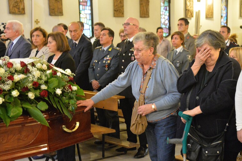 Alluvione Genova: bara in chiesa accompagnata da famiglia - RIPRODUZIONE RISERVATA