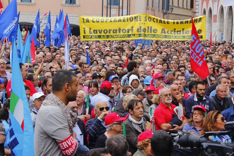 I lavoratori dell 'Ast di Terni durante una manifestazione in una foto d 'archivio - RIPRODUZIONE RISERVATA