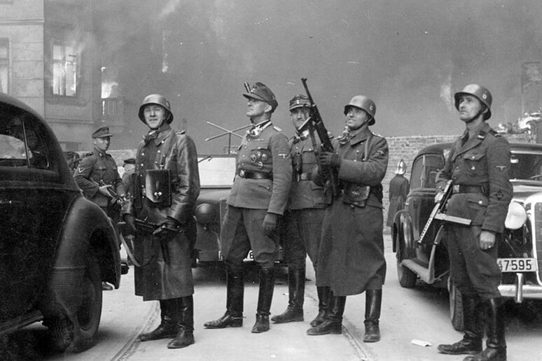 Truppe naziste nel ghetto di Varsavia in un 'immagine di dominio pubblico tratta da Wikipedia - RIPRODUZIONE RISERVATA