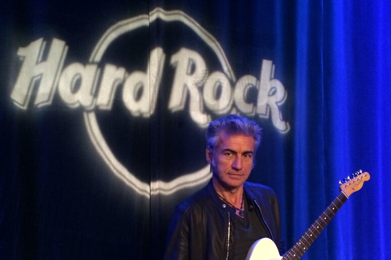La chitarra di Ligabue all 'Hard Rock Cafe - RIPRODUZIONE RISERVATA
