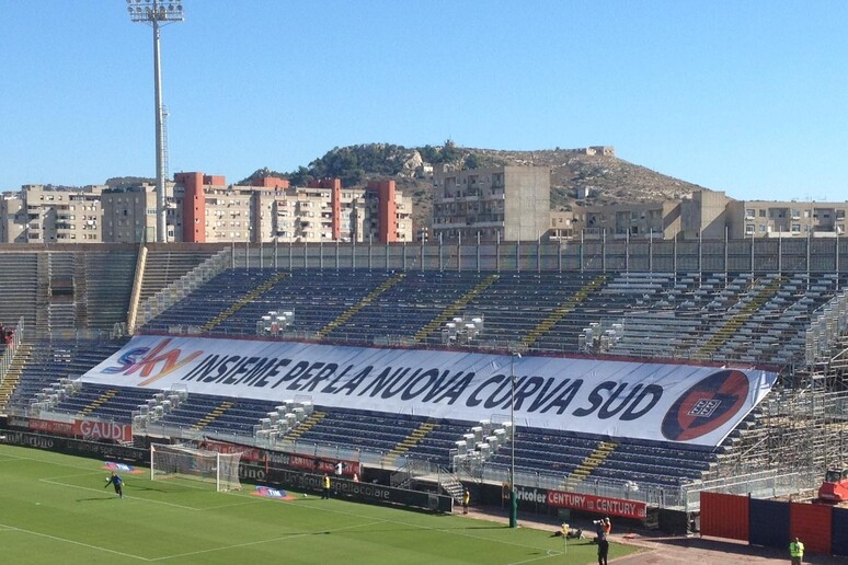 Calcio: la nuova Curva sud dello stadio Sant 'Elia - RIPRODUZIONE RISERVATA