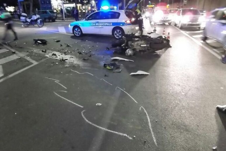 Incidente moto con auto a Cagliari - RIPRODUZIONE RISERVATA