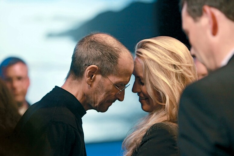 Steve Jobs con la moglie Laurene - RIPRODUZIONE RISERVATA