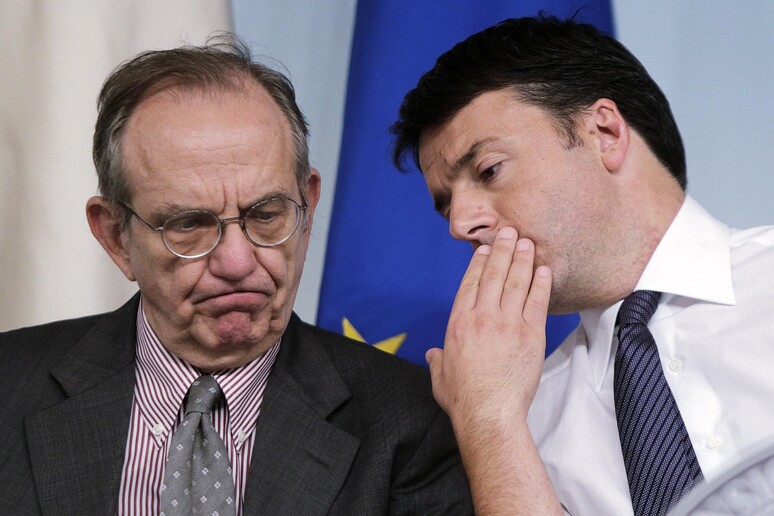 Il premier Matteo Renzi con il ministro dell 'Economia, Pier Carlo Padoan - RIPRODUZIONE RISERVATA
