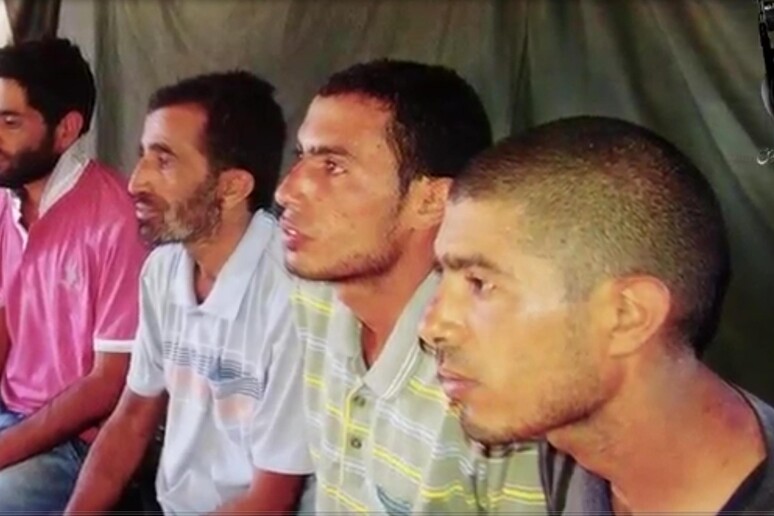 Un frame tratto dal nuovo video che mostra la decapitazione di tre egiziani -     RIPRODUZIONE RISERVATA