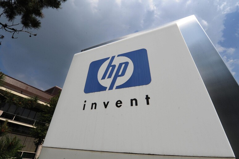 Hewlett-Packard splits, spins personal computers off to new company © ANSA/EPA