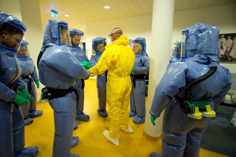 Training for possible Ebola helpers © ANSA/EPA