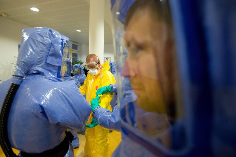 Ebola: infermiera contagiata, errore togliendo tuta © ANSA/EPA