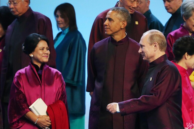 In giacca cinese color amaranto, Obama e Putin a Pechino per vertice Apec © ANSA/EPA