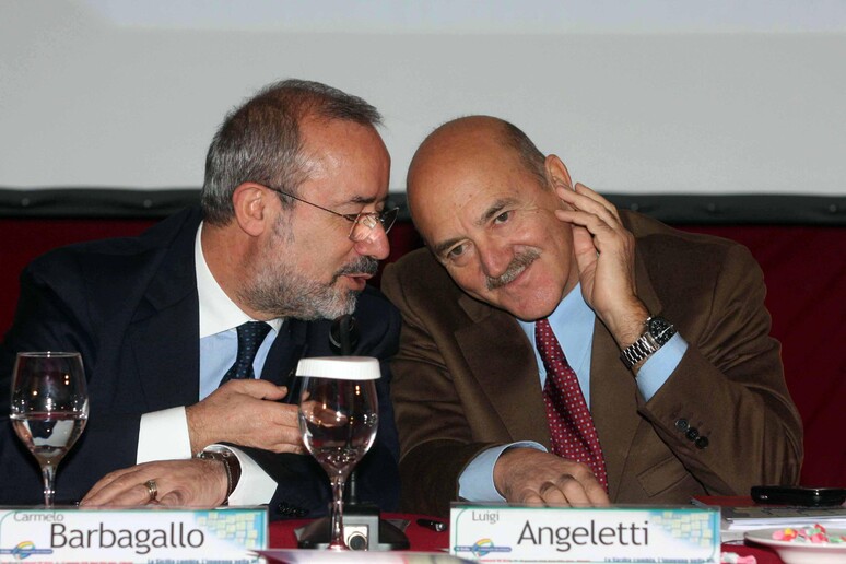 Nella foto d 'archivio, il neo segretario generale della Uil, Carmelo Barbagallo, con Luigi Angeletti. Ansa/ Franco Lannino - RIPRODUZIONE RISERVATA