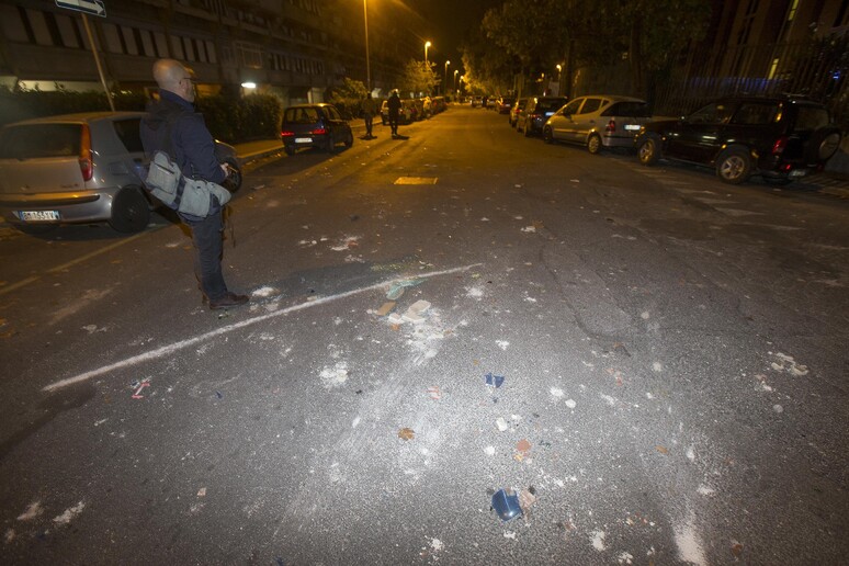 Assalto a centro immigrati a Roma, lanciate bombe carta - RIPRODUZIONE RISERVATA
