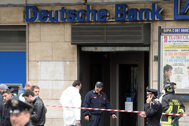 Pacco sospetto davanti Deutsche Bank, conteneva esplosivo - RIPRODUZIONE RISERVATA