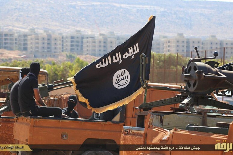 Una foto di archivio di un convoglio di pickup con a bordo uomini armati e incappucciati e bandiere nere dell 'Isis - RIPRODUZIONE RISERVATA