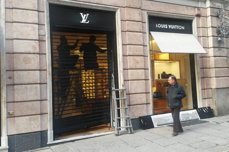 Colpo alla boutique di Louis Vuitton a Genova - RIPRODUZIONE RISERVATA