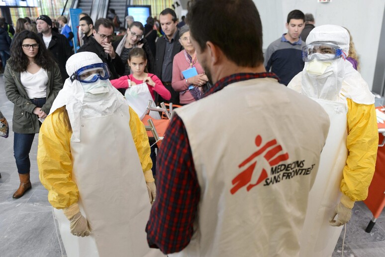 Operatori di Msf impegnati nell 'Emergenza Ebola © ANSA/EPA