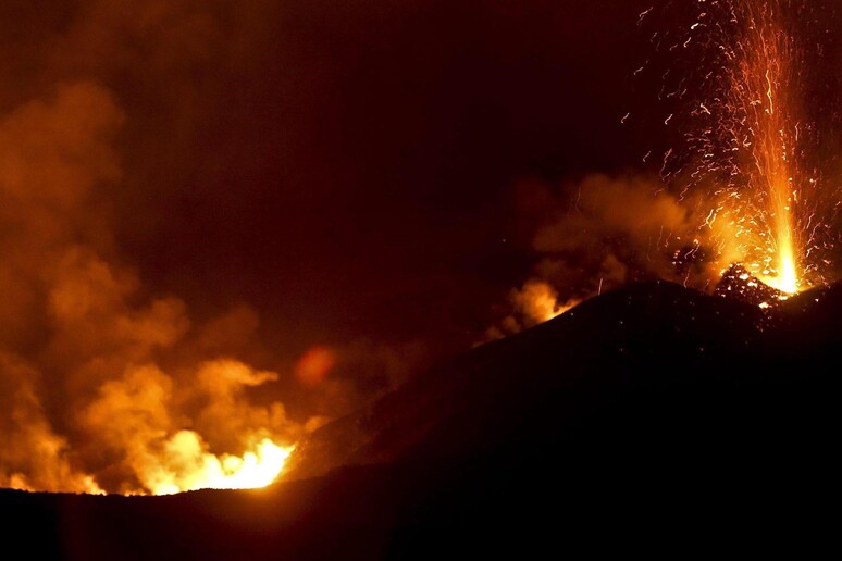 Le spettacolari eruzioni del vulcano di Fogo a Capo verde © ANSA/EPA