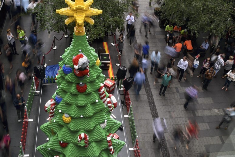 Un gigantesco albero di Natale realizzato con i mattoncini lego a Sydney © ANSA/EPA