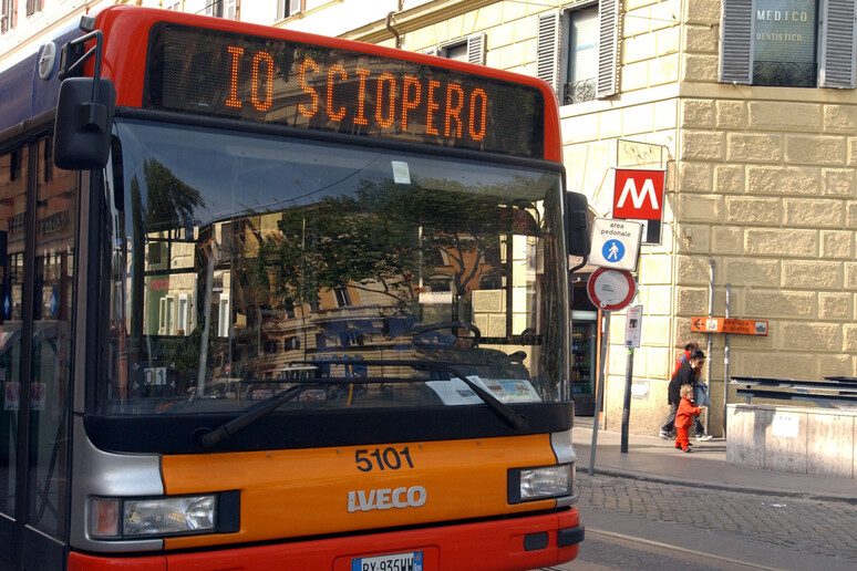 Un autobus di Roma - RIPRODUZIONE RISERVATA