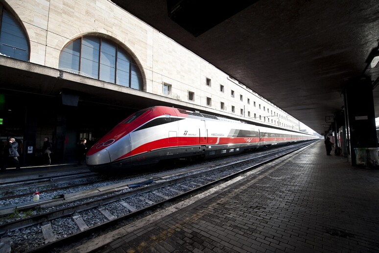 Un treno Frecciarossa delle Ferrovie dello Stato alla Stazione Termini di Roma in una foto d 'archivio  ANSA/ GUIDO MONTANI - RIPRODUZIONE RISERVATA