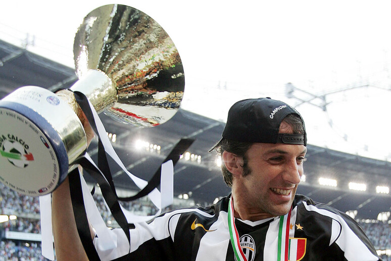 Il capitano della Juventus Alessandro Del Piero solleva la coppa per il 28/o scudetto, in una immagine del 29 maggio 2005. ANSA/DANIEL DAL ZENNARO - RIPRODUZIONE RISERVATA