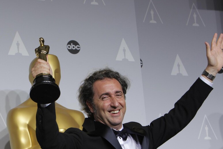 Il regista Paolo Sorrentino stringe la statuetta dell 'Oscar a Los Angeles - RIPRODUZIONE RISERVATA