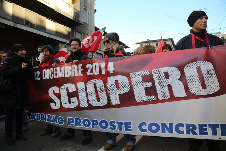 Un 'immagine del corteo della Cgil in occasione dello sciopero generale, Bologna 12 dicembre 2014.ANSA/GIORGIO BENVENUTI - RIPRODUZIONE RISERVATA