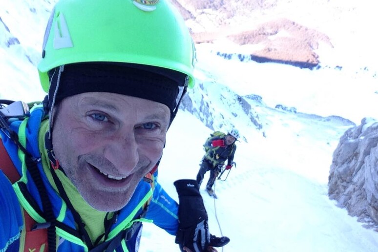 Una foto scattata poco prima di morire da Pino Sabbatini, guida alpina, morto con un amico sul Gran Sasso (da Facebook) - RIPRODUZIONE RISERVATA