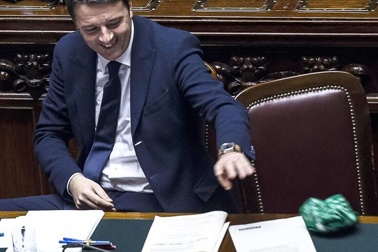 Renzi prende il fazzoletto verde al leghista Giorgetti - RIPRODUZIONE RISERVATA