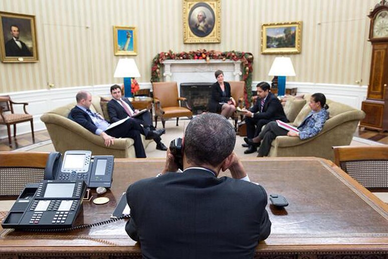 La foto pubblicata dalla Casa Bianca della telefonata fra il presidente Barack Obama e il leader cubano Raoul Castro ANSA/PETE SOUZA/WHITE HOUSE PRESS OFFICE - RIPRODUZIONE RISERVATA