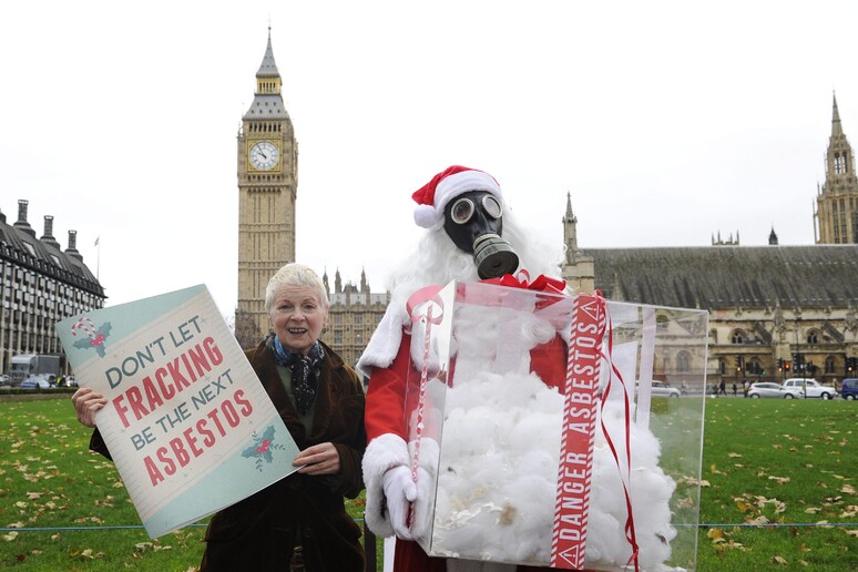 La stilista britannica Vivienne Westwood protesta a Londra contro la pratica del fracking © ANSA/EPA