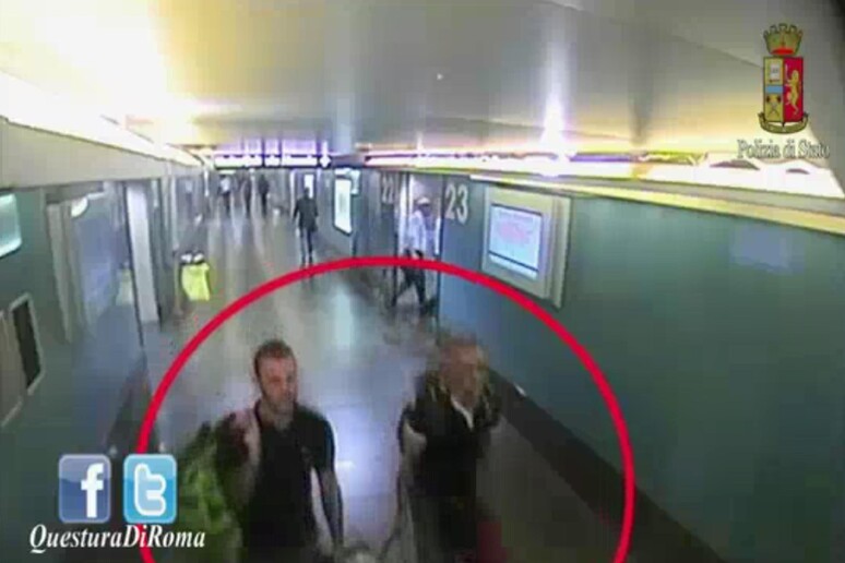 Un frame tratto dalle telecamere di videosorveglianza mostra i presunti assasini di Silvio Fanella - RIPRODUZIONE RISERVATA