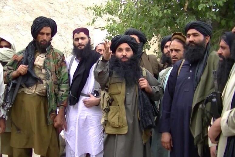 Il fermo immagine di un video senza data diffuso dal Ttp che mostra il mullah Fazlullah (al centro) in una località imprecisata sul confine con l 'Afghanistan © ANSA/EPA