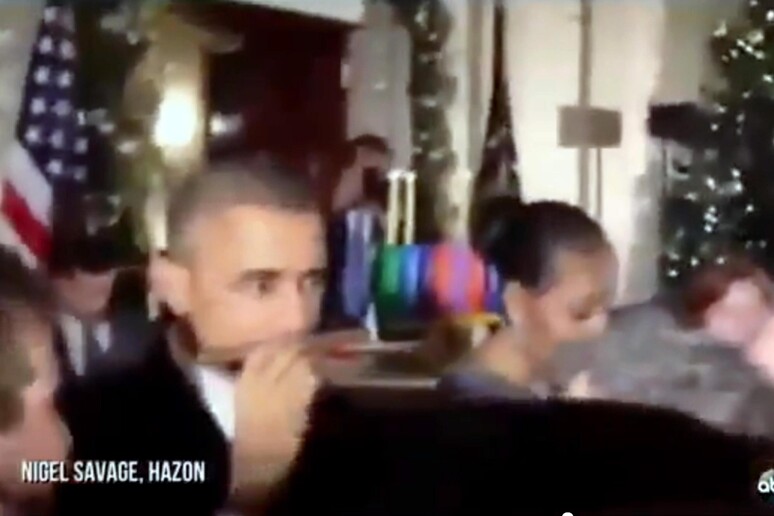 Obama annusa un sigaro cubano, frame da video - RIPRODUZIONE RISERVATA