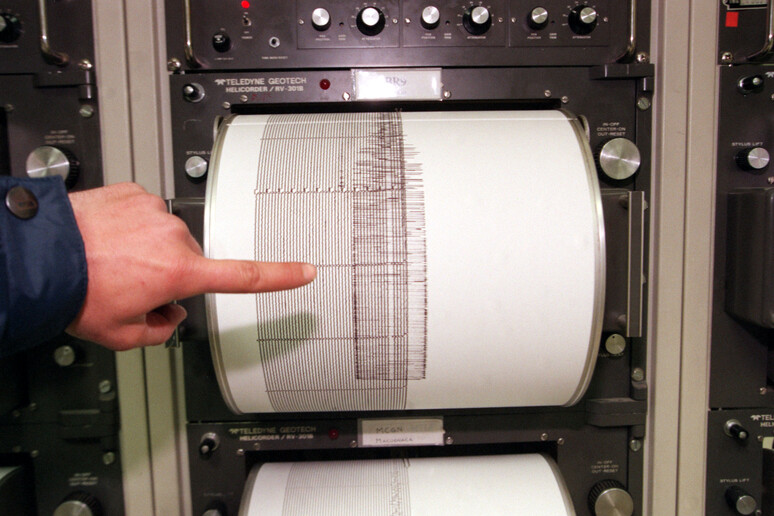Un sismografo della sala operativa di Roma dell 'Istituto Nazionale di Geofisica, FOTO DI ARCHIVIO - RIPRODUZIONE RISERVATA