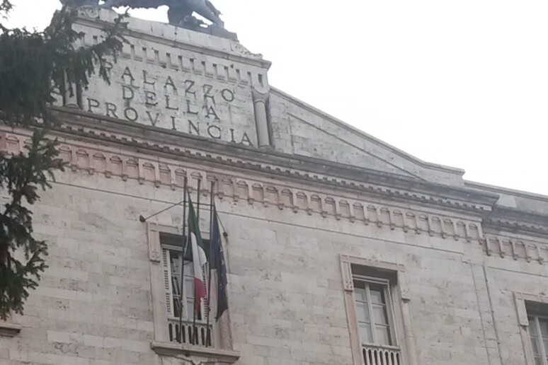 Bandiere sindacato su balcone palazzo Provincia Perugia - RIPRODUZIONE RISERVATA