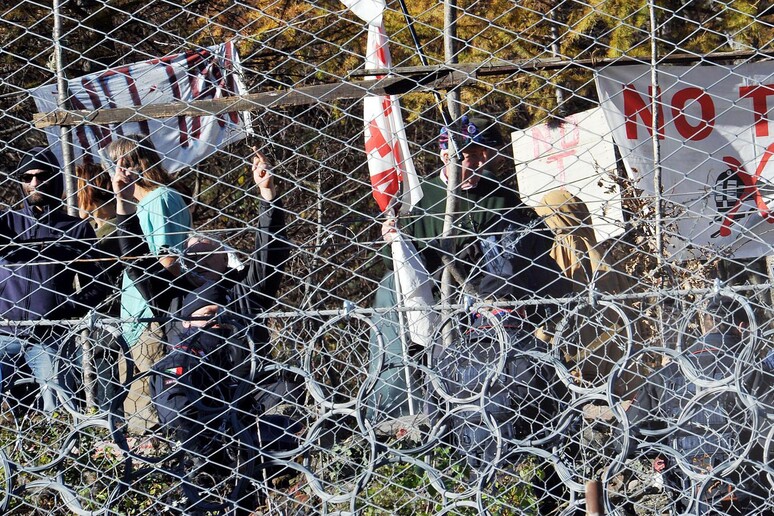 Foto d 'archivio del 22 dicembre 2014 con la protesta dei NO TAV durante la visita del Ministro dei Trasporti Maurizio Lupi nel cantiere TAV a Chiomonte - RIPRODUZIONE RISERVATA