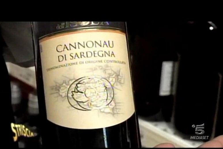 Ditta veronese spaccia il vino Cannonau sardo raffigurando la Sicilia sulle etichette - RIPRODUZIONE RISERVATA