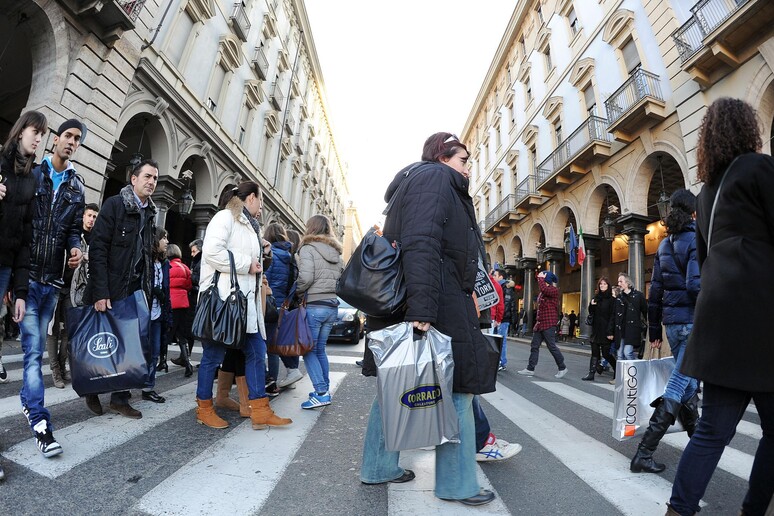 Shopping nelle vie del centro a Roma - RIPRODUZIONE RISERVATA