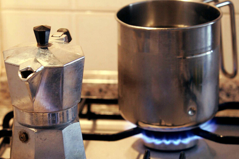 Una macchina a gas in  funzione per scaldare una prima colazione - RIPRODUZIONE RISERVATA