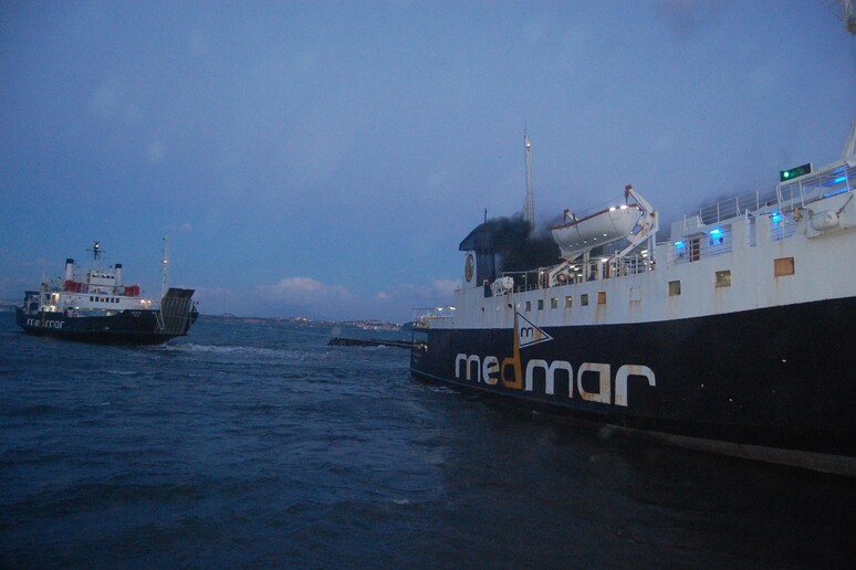 Maltempo: nave Medmar si incaglia tra gli scogli del Porto a Ischia - RIPRODUZIONE RISERVATA