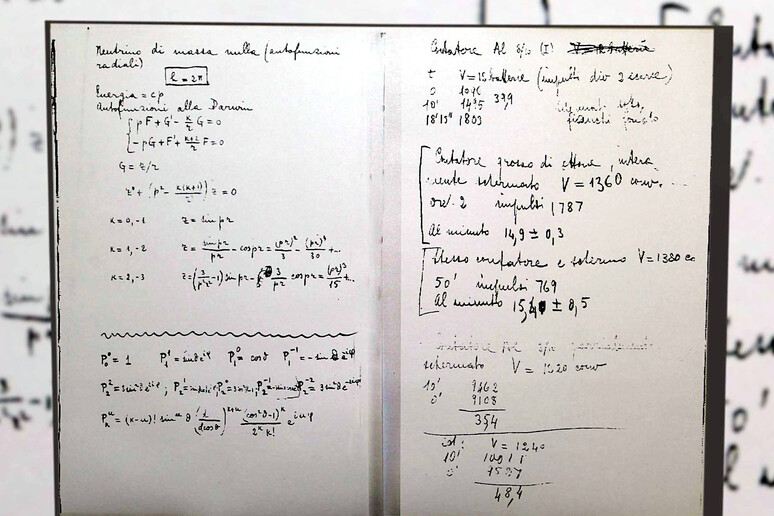 Le copie del primo quaderno di appunti di Enrico Fermi custodito ad Avellino, con i primi appunti sulla radioattivita '. Foto: Ciro Fusco/ANSA - RIPRODUZIONE RISERVATA