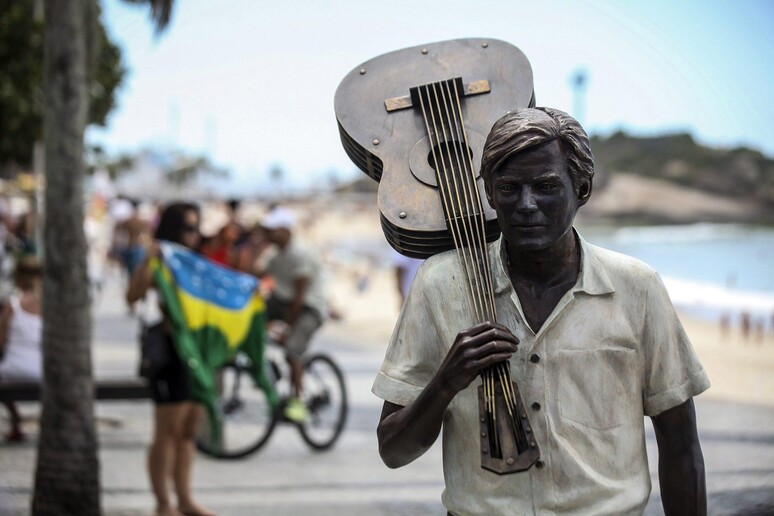 La statua di Jobim sulla spiaggia di Ipanema a Rio. I familiari negano i conti in Svizzera - RIPRODUZIONE RISERVATA