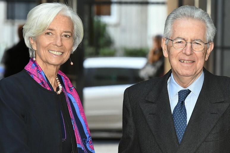 Christine Lagarde con il presidente della Bocconi Mario Monti Ansa/Daniel Dal Zennaro - RIPRODUZIONE RISERVATA
