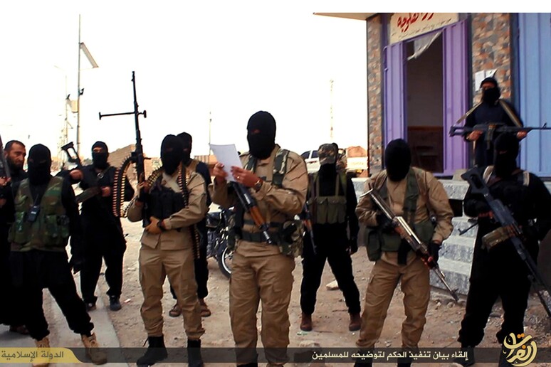 Isis: jihadisti uccidono gay gettandolo dal tetto [ARCHIVE MATERIAL 20141209 ] - RIPRODUZIONE RISERVATA