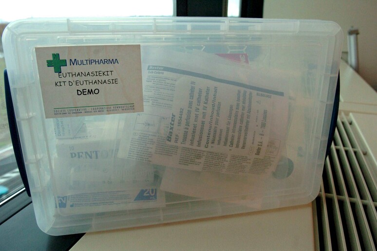 Foto d 'archivio dell 'aprile 2005 di un kit per l 'eutanasia in Belgio © ANSA/EPA